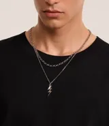 Collar doble con cadena gruesa y una delgada con colgante de rayo.