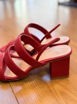 Sandalias Ana Paula de taco cuadrado y puntera cuadrada, color rojo, con tiras acolchadas en el empeine y tira trasera con ajuste elástico.