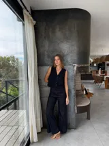 Chaleco sastrero blanco con pespuntes en contratono, cierre frontal con botones y escote en V.