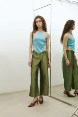 Pantalón barrel de tafeta, con diseño holgado y tiro medio, con lazo ajustable en la cintura y cierre frontal.