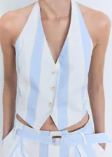 Top de algodón con estampado de rayas celestes y blancas, cuello halter, cierre frontal con botones y diseño entallado.