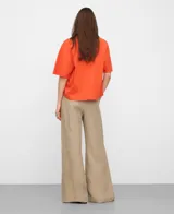 Camiseta de algodón con corte evasé, escote en V y manga japonesa sobre el codo.