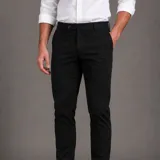 Pantalón de gabardina azul marino, diseño chino sport de corte recto, con bolsillos laterales y traseros, cierre frontal con botón y cremallera.