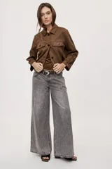 Jean wide leg de tiro medio, con pierna amplia de caída recta, diseño de cinco bolsillos, pasacintos y cierre frontal con botón y cremallera.