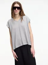 Chaleco de punto gris con escote en v y textura metalizada. Presenta mini tajos verticales en los laterales.