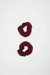 Set de dos colitas para el pelo tipo scrunchie en color bordó, confeccionadas en tela con acabado mate.