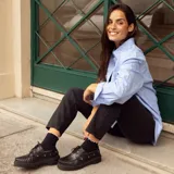 Mocasín negro de cuero con plataforma track y cordones.