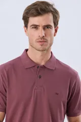 Remera polo de piqué de algodón color azul, de manga corta, con cuello camisero, cierre frontal de dos botones y pequeño logo bordado en el pecho.