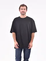 Remera negra de corte amplio y mangas cortas.