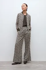 Pantalón de corte recto y tiro alto con estampado geométrico en tonos verde oliva y crema.