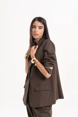 Blazer sastrero oversize de corte recto, con hombreras, solapa clásica, cierre frontal de un botón y bolsillos con tapa.