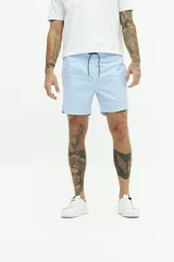 Short de baño con estampado de rayas verticales en color celeste y blanco. Cuenta con cintura elástica con cordón ajustable, dos bolsillos laterales y uno trasero. Confeccionado en tela ligera de secado rápido con logo en grifa de goma.