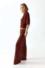 Pantalón en punto fino suave con piernas amplias. Cintura ancha con costuras laterales fruncidas para crear un efecto drapeado, color marrón rojizo.