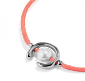 Pulsera de hilo color fucsia con fornitura bañada en plata de ley y perla shell.