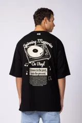Remera negra de corte oversize con estampa pequeña en el pecho que representa un disco de vinilo con la inscripción Vinyl Up.