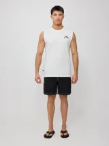 Musculosa de algodón color blanco, con corte holgado, cuello redondo y logo de la marca estampado en el pecho.