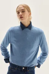 Sweater de punto de cuello redondo y manga larga, con diseño clásico y ajuste holgado.