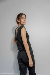 Top tejido sin mangas en hilo de algodón, con cuello redondo decorado con una trenza tejida y espalda baja.