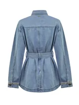 Chaqueta de denim celeste RKF modelo Mallow, de manga larga, con cierre frontal de botones, bolsillos con solapa en el pecho e inferiores, y lazo ajustable en la cintura. Presenta detalles bordados de diseño geométrico en los bolsillos, puños y solapas superiores.