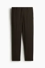 Pantalón sastrero color marrón oscuro, de corte slim fit con piernas ajustadas, raya marcada y dobladillo en el bajo. Cuenta con trabillas para cinto, cierre frontal con botón y bolsillos.