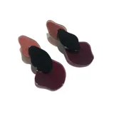 Par de aros colgantes con formas orgánicas irregulares en color marrón, negro y borgoña.