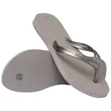 Chancletas de goma Havaianas Elegance, color gris con tiras finas metálicas y textura de grano de arroz en la suela.