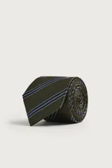 Corbata ancha confeccionada en tejido de seda, color verde oliva con rayas diagonales en azul marino y blanco.