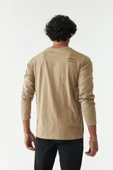 Remera manga larga color beige con cuello redondo y estampado frontal con la frase 'Lost Minds Unlimited Freedom'.