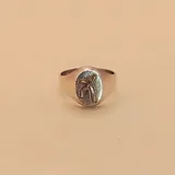 Anillo de plata 925 con aplique en oro 9k, con el logo de Educación Física. Diseño ovalado con textura y alianza fina. Se realiza a medida.