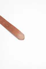 Cinto de cuero color marrón con hebilla metálica dorada.