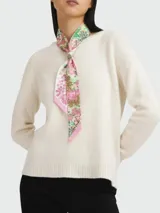 Cinta de seda con estampado floral multicolor en tonos rosados, verdes y marrones, con bordes en color rosa.