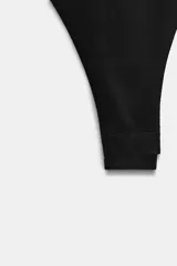 Body strapless de corte ajustado, confeccionado en tejido de poliamida, con cierre inferior mediante botones a presión.