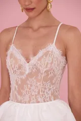 Corset de encaje blanco con tirantes finos, escote corazón y transparencias sutiles con diseño floral.