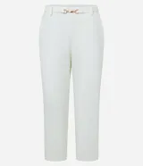 Pantalón capri blanco de crepé con trabillas en la cintura y cinturón fino con hebilla diferenciada.