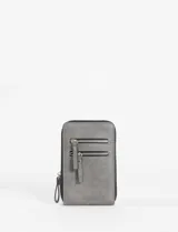 Porta celular de cuero sintético color gris, con diseño rectangular, cierre perimetral y dos bolsillos frontales con cierre. Incluye tiradores largos y logo grabado en la parte inferior.