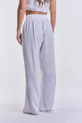 Pantalón blanco de pierna ancha y tiro alto, con pretina elástica fruncida.