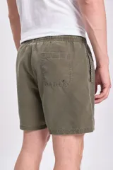 Short de baño verde militar con cintura elástica y cordón ajustable.