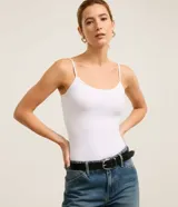 Musculosa básica Cortelle en color beige, con escote redondo y tirantes finos, confeccionada en poliamida con elastano.