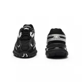 Championes urbanos Lacoste modelo L003 2K24, color negro con detalles plateados.