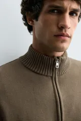 Chaqueta de punto de algodón con corte regular, cuello perkins y cierre frontal con cremallera. Presenta mangas largas con puños acanalados y terminaciones en rib.