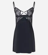 Camisón corto de color negro, confeccionado en tul con detalles de encaje floral en el busto y laterales. Presenta tirantes finos regulables, escote en V con detalle metálico central y un corte fluido con abertura lateral.