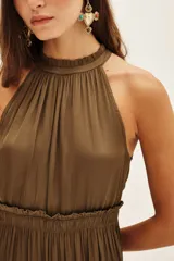 Vestido largo color verde oliva, con cuello halter fruncido, talle ajustado con elástico y falda con volados en capas.