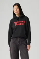 Buzo hoodie negro marca Levi's con logo Batwing rojo estampado en el pecho.