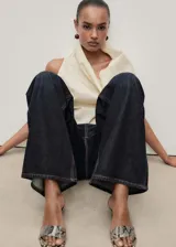 Pantalón de jean azul oscuro, de corte wideleg y tiro bajo.