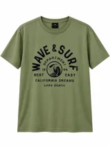 Remera verde militar de manga corta y cuello redondo, con estampa frontal en color negro que incluye texto alusivo al surf y una ilustración de una ola.