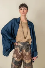 Camisa oversize marrón de viscosa con mangas largas terminadas en puños fruncidos.