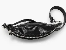 Riñonera de cuero color negro, con múltiples compartimentos con cierre metálico, detalles de tachas en los laterales y correa regulable.