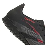 Championes de fútbol Adidas Predator Club TF, diseñados para césped artificial. Presentan un diseño en color negro con detalles en rojo, parte superior sintética texturizada con tecnología Strikeprint para mayor precisión y suela de goma con tapones cortos para tracción.