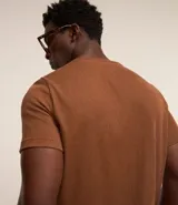 Remera de manga corta y cuello redondo, confeccionada en tejido de media malla con textura vertical. Presenta un diseño minimalista y ligero, ideal para un uso versátil y cómodo.