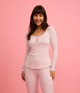 Conjunto de pijama largo de punto, compuesto por una blusa de manga larga con botones decorativos y un pantalón con cintura elástica y puños ajustados.